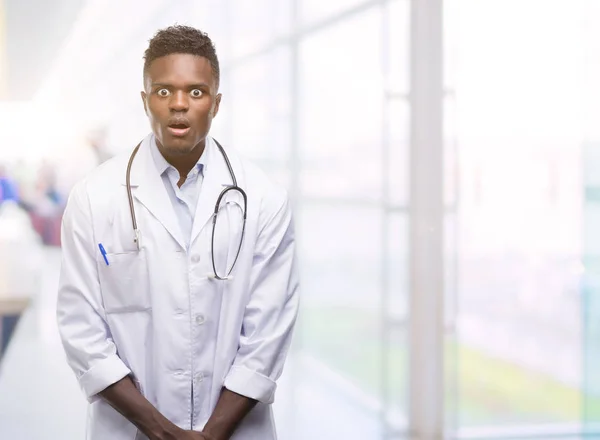 Молодой Африканский Американец Пальто Доктора Напуганный Удивленным Лицом Напуганный Взволнованный — стоковое фото