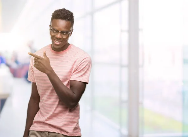 Unga Afroamerikanska Man Klädd Rosa Shirt Glada Med Ett Leende — Stockfoto