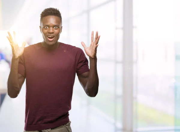 Unga Afroamerikanska Man Mycket Glad Och Upphetsad Vinnare Uttryck Firar — Stockfoto