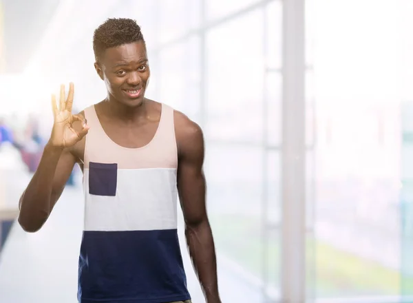 Unga Afroamerikanska Man Gör Tecken Med Fingrarna Utmärkt Symbol — Stockfoto