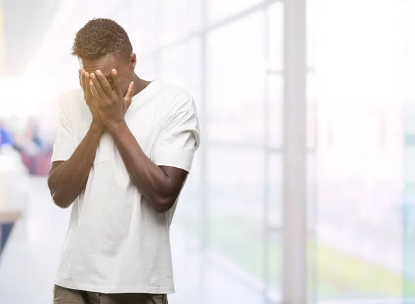 Jovem Afro Americano Vestindo Camiseta Branca Com Expressão Triste Cobrindo — Fotografia de Stock