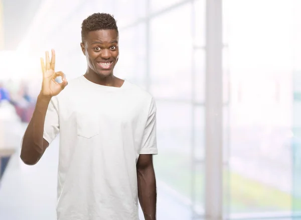 Unga Afroamerikanska Man Klädd Vit Shirt Leende Positiva Gör Tecken — Stockfoto