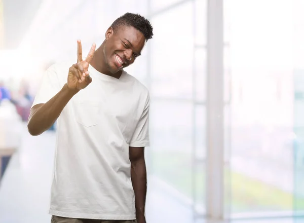 Unga Afroamerikanska Man Klädd Vit Shirt Leende Ser Att Kameran — Stockfoto