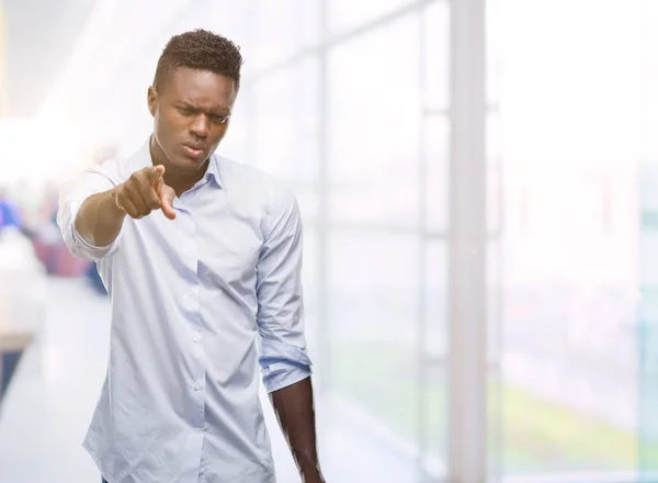 Młody Człowiek African American Koszulkę Wskazując Palcem Aparatu Ciebie Znak — Zdjęcie stockowe