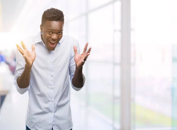 Joven Hombre Afroamericano Vistiendo Una Camisa Muy Feliz Emocionada Expresión —  Fotos de Stock