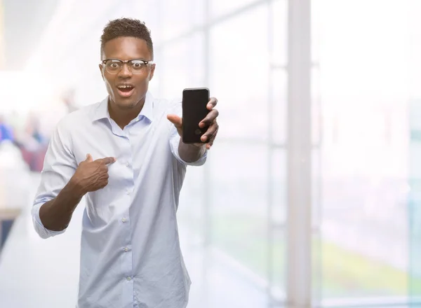 Jonge Afro Amerikaanse Man Smartphone Met Verrassing Gezicht Wijzende Vinger — Stockfoto