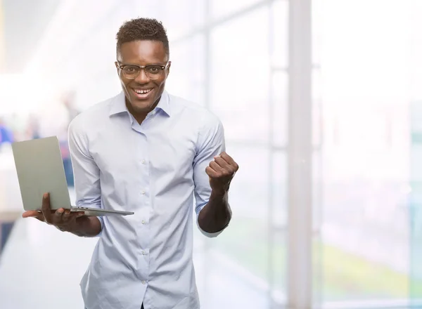 Joven Hombre Negocios Afroamericano Usando Computadora Portátil Gritando Orgulloso Celebrando — Foto de Stock