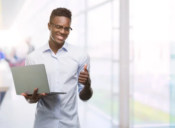 Joven Hombre Negocios Afroamericano Utilizando Computadora Portátil Feliz Con Una —  Fotos de Stock