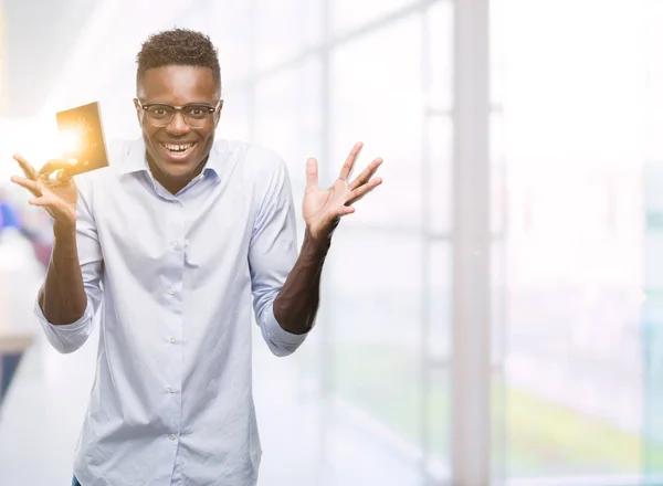 Młody Człowiek African American Posiadający Paszport Australijski Bardzo Szczęśliwy Podekscytowany — Zdjęcie stockowe