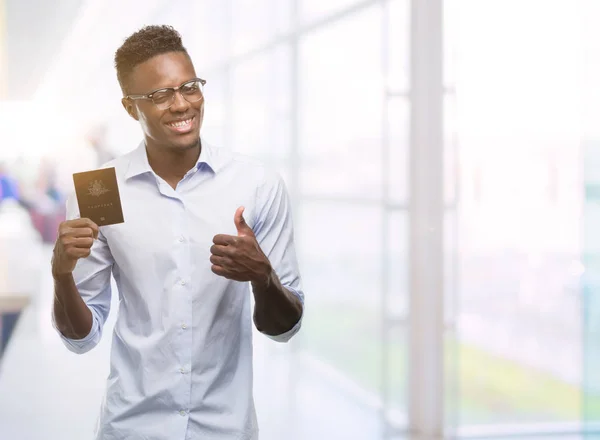 Junger Afrikanisch Amerikanischer Mann Mit Australischem Pass Glücklich Mit Breitem — Stockfoto