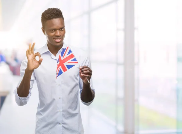 Joven Afroamericano Sosteniendo Bandera Del Reino Unido Haciendo Signo Con — Foto de Stock