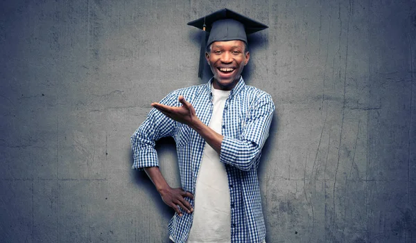 Junger Afrikanischer Student Schwarzer Mann Hält Etwas Der Leeren Hand — Stockfoto