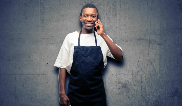 Afrikansk Man Shop Ägare Iklädd Förkläde Lyckliga Talar Med Hjälp — Stockfoto