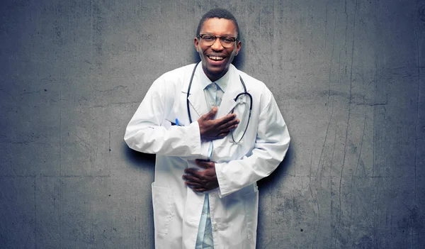 Jovem Médico Negro Profissional Médico Confiante Feliz Com Grande Sorriso — Fotografia de Stock