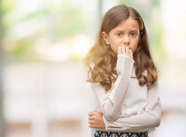 不安や両手の爪を噛んで口の中で緊張を探してブルネットのヒスパニック系の女の子 不安の問題 — ストック写真