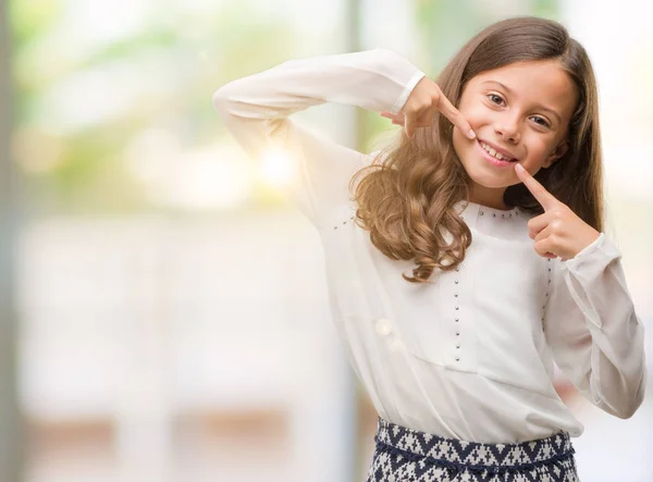 Menina Hispânica Morena Sorrindo Confiante Mostrando Apontando Com Dedos Dentes — Fotografia de Stock