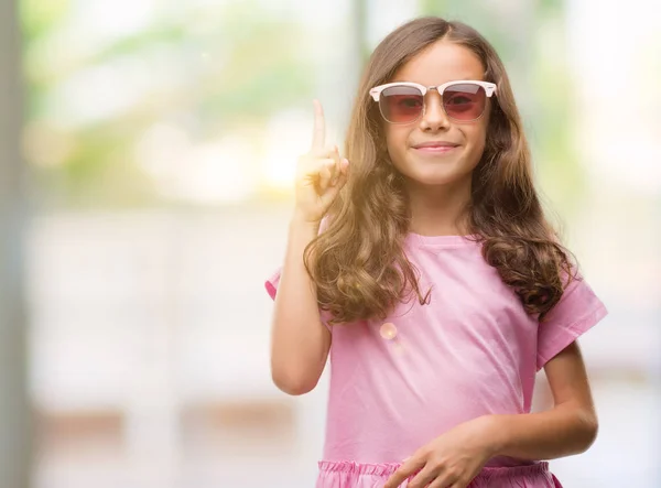 Brünettes Hispanisches Mädchen Mit Sonnenbrille Überrascht Mit Einer Idee Oder — Stockfoto