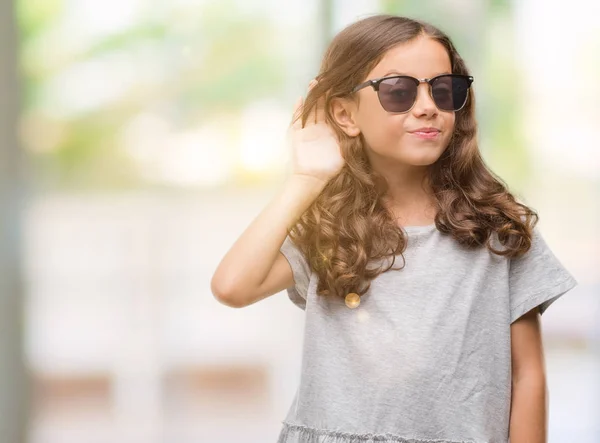 Brunetka Hispánský Dívka Která Nosí Sluneční Brýle Úsměvem Rukou Přes — Stock fotografie