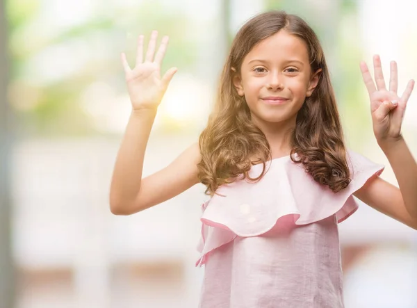 Menina Hispânica Morena Vestindo Vestido Rosa Mostrando Apontando Para Cima — Fotografia de Stock