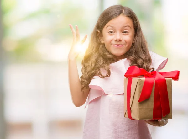 Menina Hispânica Morena Segurando Presente Muito Feliz Animado Expressão Vencedora — Fotografia de Stock