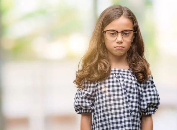 Brunette Spaanse Meisje Met Bril Met Een Vertrouwen Uitdrukking Slimme — Stockfoto