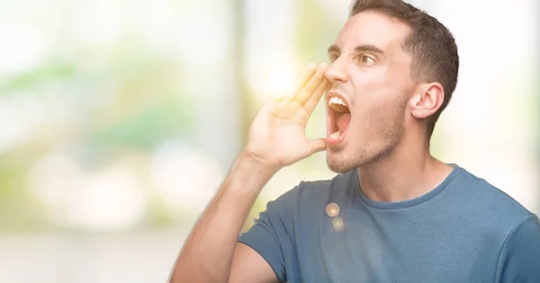 Handsome Young Casual Man Shouting Screaming Loud Side Hand Mouth — Stock Photo, Image