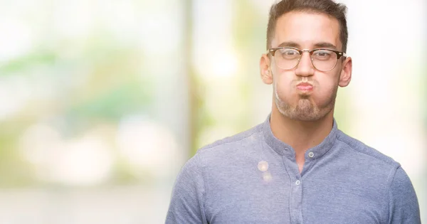 Bonito Jovem Homem Elegante Usando Óculos Soprando Bochechas Com Rosto — Fotografia de Stock