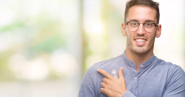 Bonito Jovem Homem Elegante Vestindo Óculos Alegres Com Sorriso Rosto — Fotografia de Stock