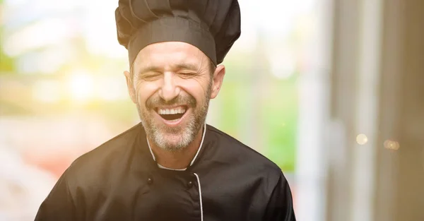 Homem Cozinheiro Sênior Usando Chapéu Chef Confiante Feliz Com Grande — Fotografia de Stock