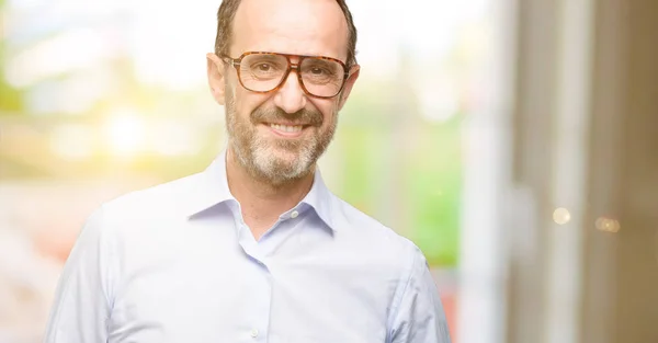 Hombre Mediana Edad Con Gafas Seguro Feliz Con Una Gran —  Fotos de Stock