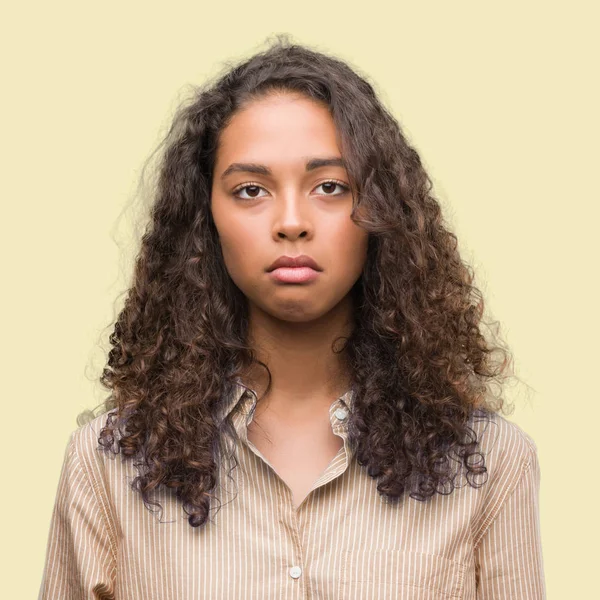 若いヒスパニックのビジネスの女性は 落ち込んで 泣いて怒っていると怖い 苦痛の心配します 悲しい式 — ストック写真