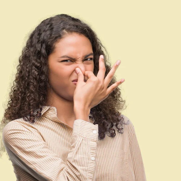 何か臭いと嫌な臭いがする若いヒスパニック ビジネス女性 耐え難い臭い 鼻に指で息を止めてします 悪いにおいの概念 — ストック写真