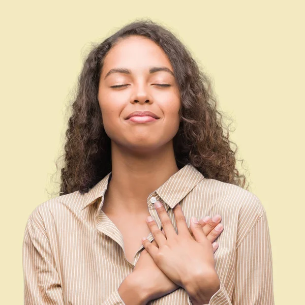 若いヒスパニック ビジネス女性が目を閉じて胸に手と顔に感謝のジェスチャーと笑顔します 健康の概念 — ストック写真
