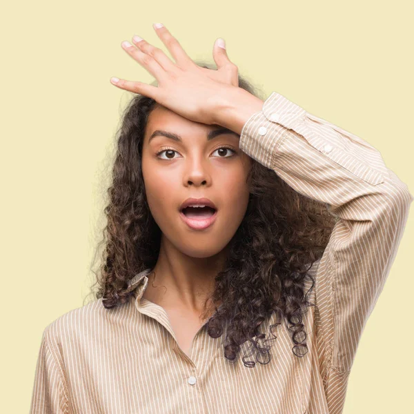 Junge Hispanische Geschäftsfrau Überrascht Mit Hand Auf Kopf Für Fehler — Stockfoto