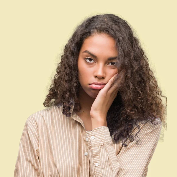 Jovem Hispânica Mulher Negócios Pensando Parecendo Cansado Entediado Com Problemas — Fotografia de Stock