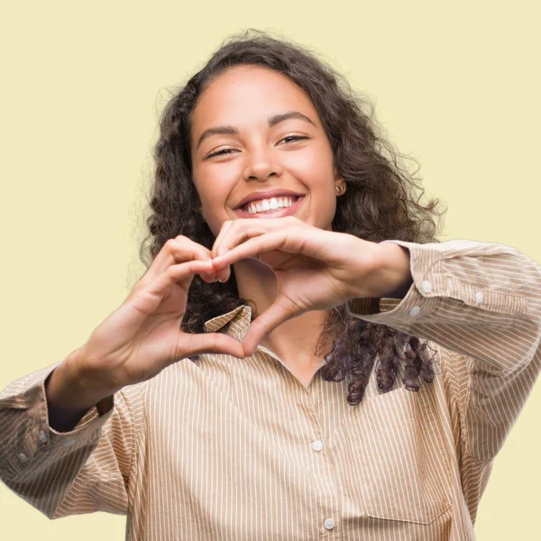 Joven Mujer Negocios Hispana Sonriendo Enamorada Mostrando Símbolo Del Corazón — Foto de Stock