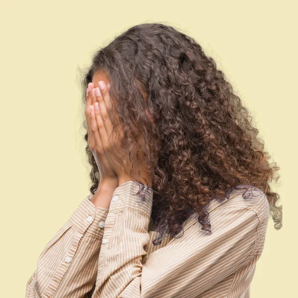 Mladí Hispánská Obchodní Žena Smutným Výrazem Pokrývající Obličej Rukama Plakat — Stock fotografie