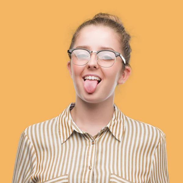 Ung Blond Affärskvinna Sticker Tungan Nöjd Med Roliga Uttryck Emotion — Stockfoto