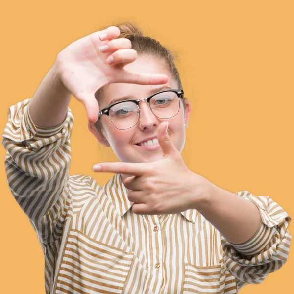 Jovem Mulher Negócios Loira Sorrindo Fazendo Moldura Com Mãos Dedos — Fotografia de Stock