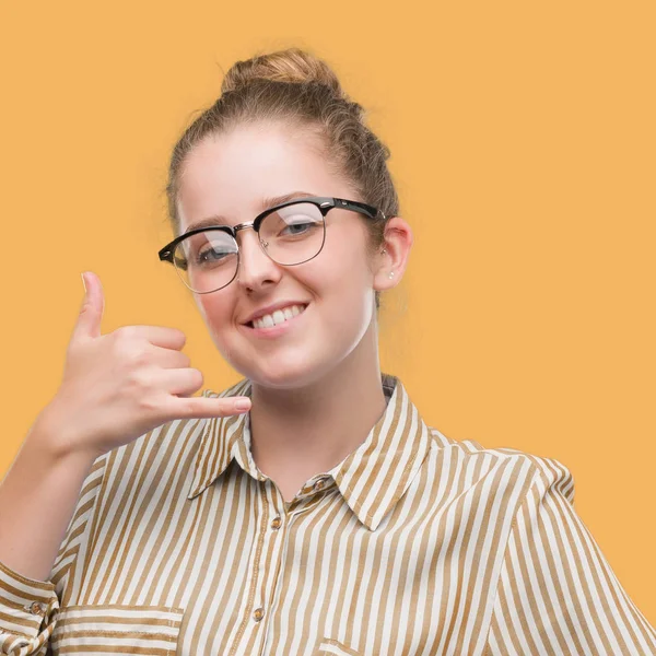 Ung Blond Affärskvinna Leende Gör Telefon Gest Med Handen Och — Stockfoto