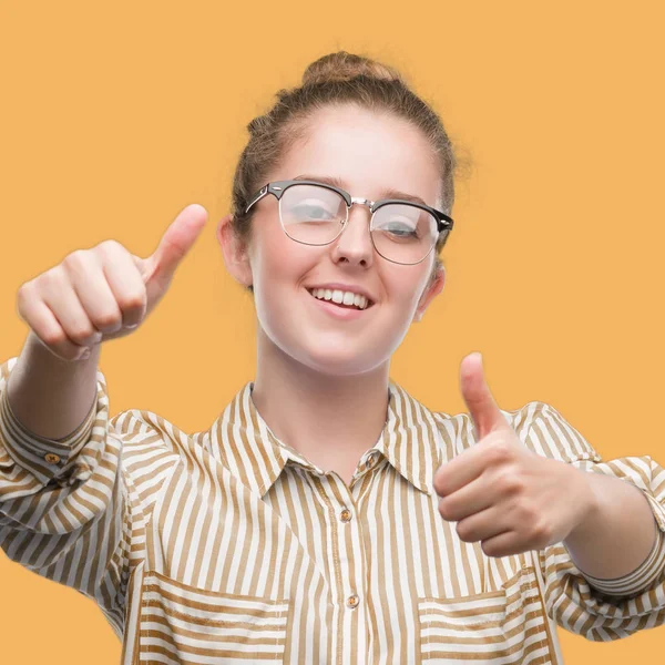 Ung Blond Affärskvinna Godkänna Tummen Gör Positiv Gest Med Handen — Stockfoto