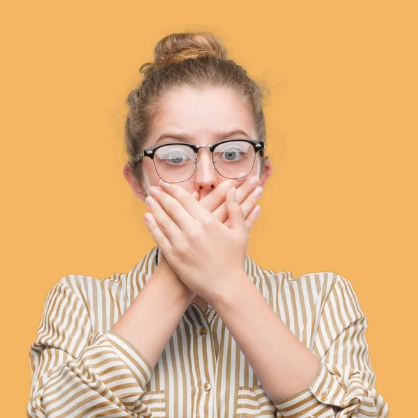 Junge Blonde Geschäftsfrau Schockiert Mund Mit Den Händen Für Fehler — Stockfoto