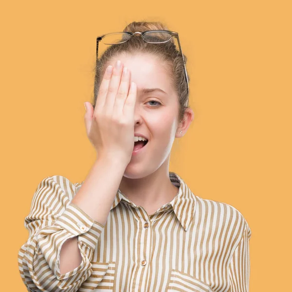 Ung Blond Affärskvinna Som Täcker Ena Ögat Med Hand Med — Stockfoto