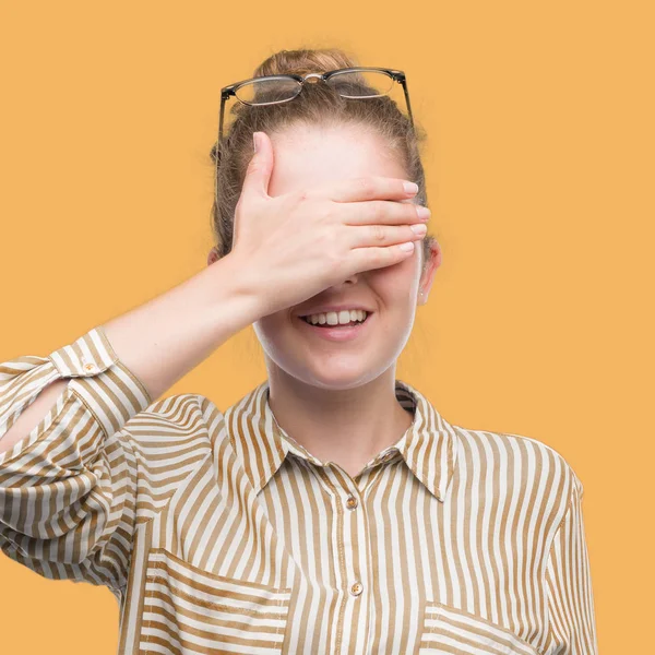 若い金髪ビジネス女性微笑し 笑う顔を驚きの目を覆って上手で 視覚障害者の概念 — ストック写真