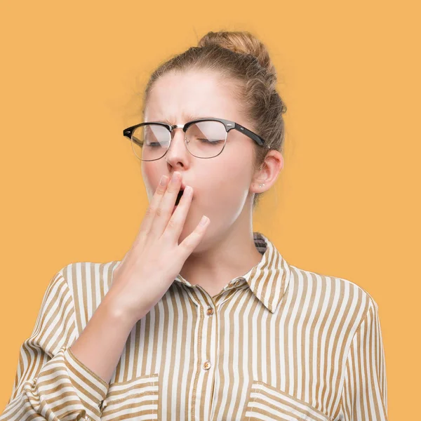 Giovane Donna Affari Bionda Annoiato Sbadigliando Stanca Bocca Copertura Con — Foto Stock