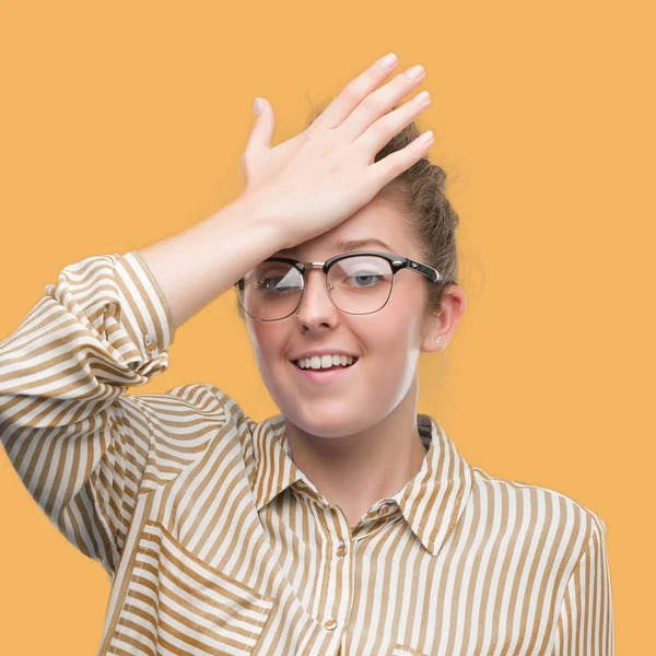 Ung Blond Affärskvinna Som Förvånad Med Handen Huvudet För Misstag — Stockfoto