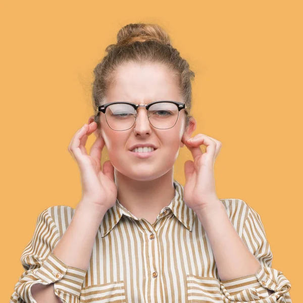 Junge Blonde Geschäftsfrau Die Die Ohren Mit Den Fingern Mit — Stockfoto