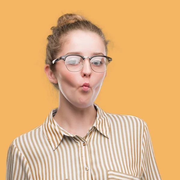 Ung Blond Business Kvinna Gör Fisk Ansikte Med Läppar Galen — Stockfoto