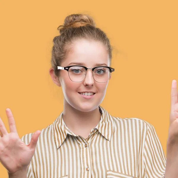 Ung Blond Affärskvinna Visar Och Pekar Uppåt Med Fingrar Nummer — Stockfoto