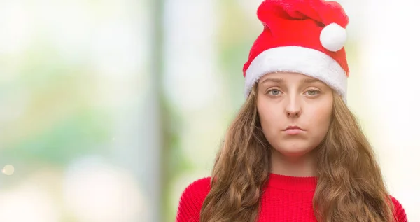 Unga Blonda Kvinnan Bär Jultomten Hatt Med Självsäker Uttryck Smarta — Stockfoto
